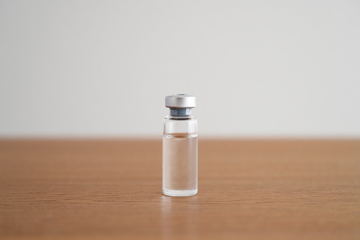 Мужчина сидит на стуле