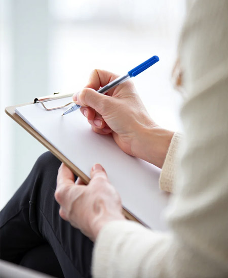 Девушка делает запись